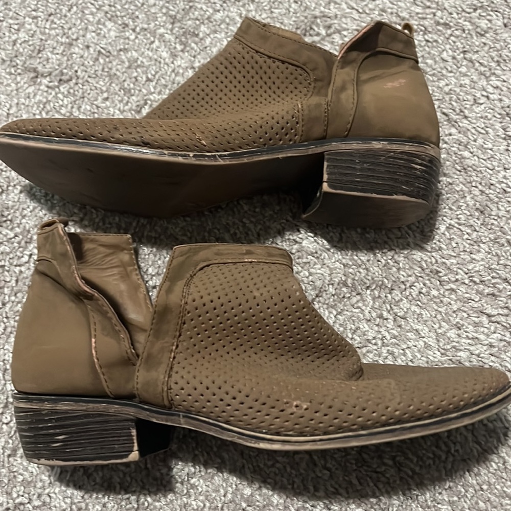 Francesca’s collection Women’s brown ankle booties